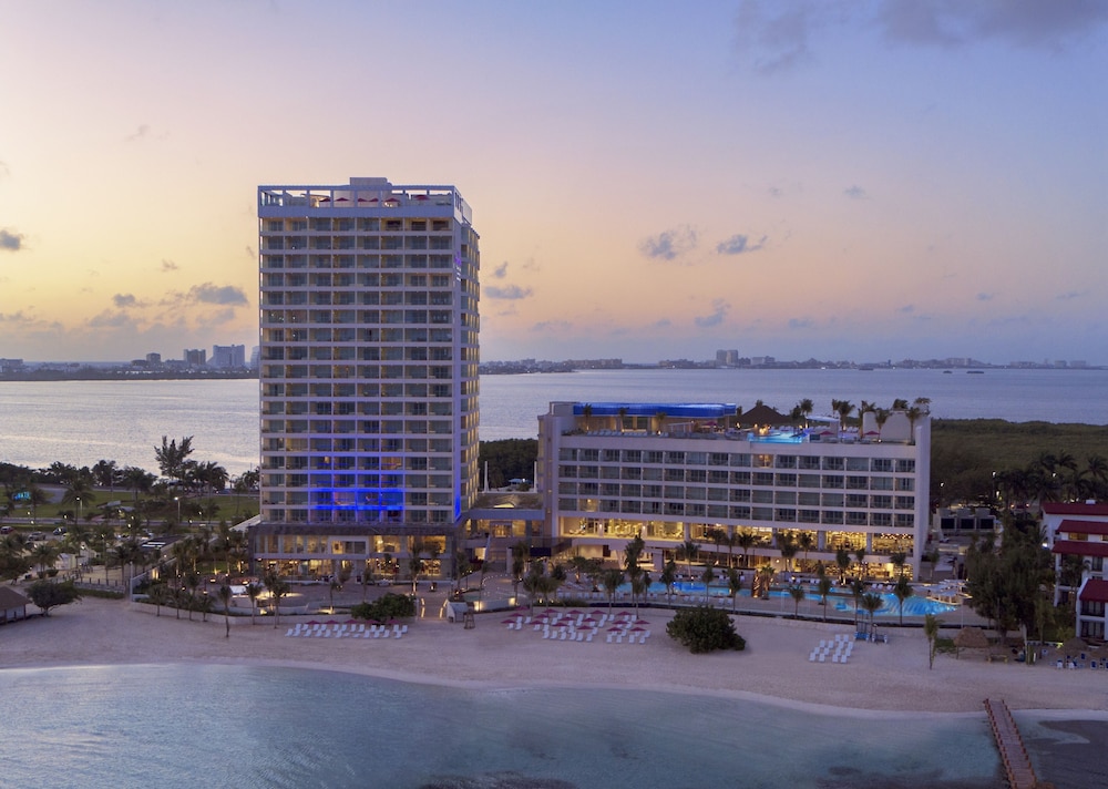 Amare Cancun Adults Only All-Inclusive Resort, Curio Hilton — Hotel building in Cancun, Quintana Roo