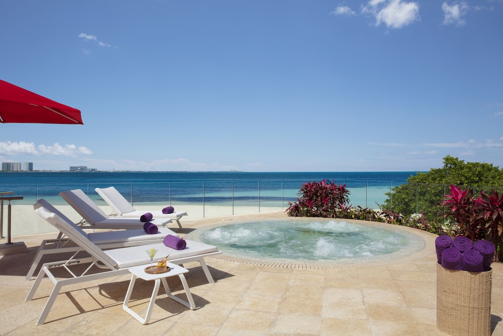 Amare Cancun Adults Only All-Inclusive Resort, Curio Hilton — Swimming pool in Cancun, Quintana Roo