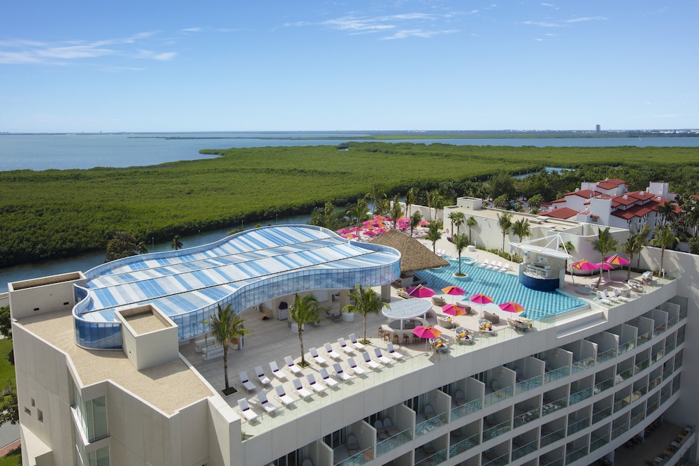 Amare Cancun Adults Only All-Inclusive Resort, Curio Hilton — Swimming pool in Cancun, Quintana Roo