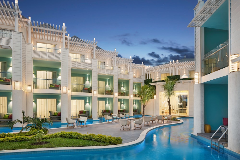 Azul Beach Resort Negril, Gourmet All Inclusive by Karisma — Hotel building in Negril