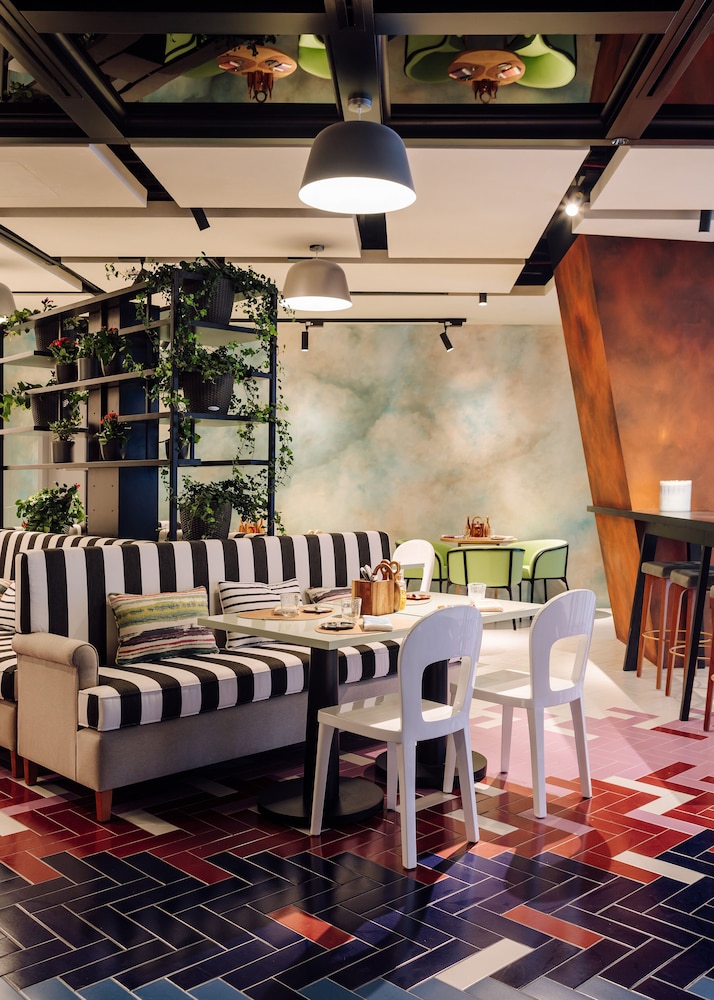ME Dubai by Meliá — Restaurant & bars in Dubai