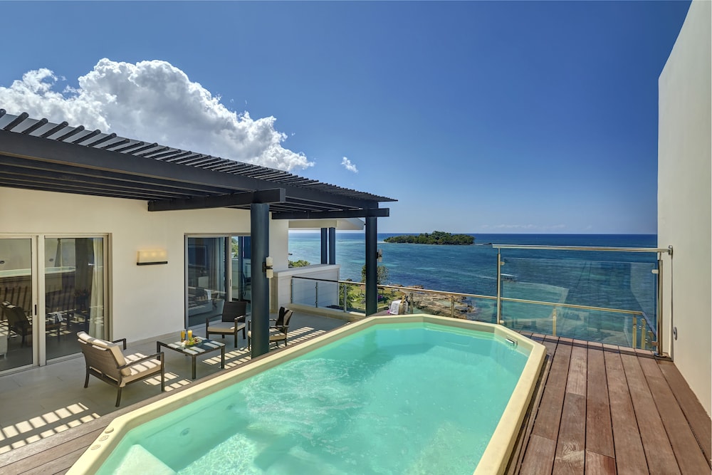 Royalton Negril, An Autograph Collection All-Inclusive Resort — Swimming pool in Negril