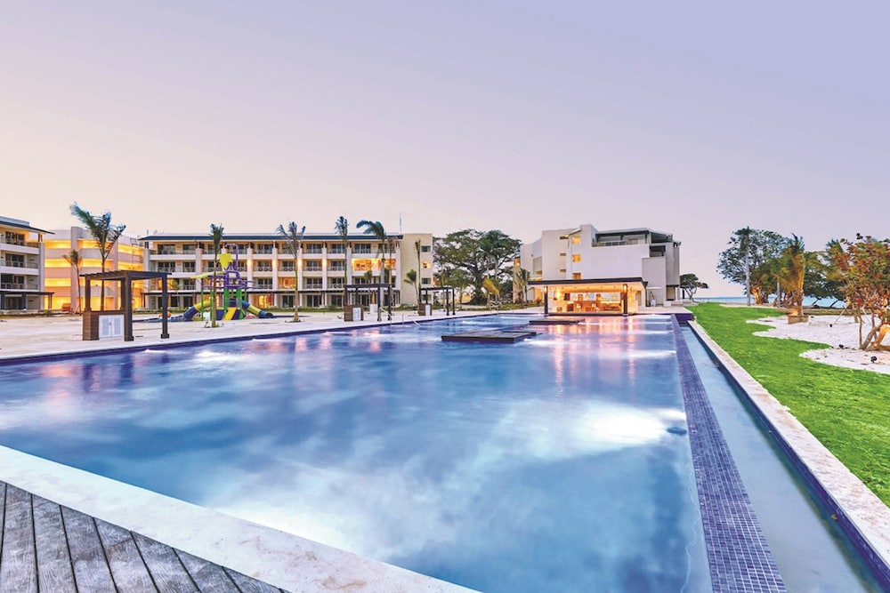 Royalton Negril, An Autograph Collection All-Inclusive Resort — Swimming pool in Negril