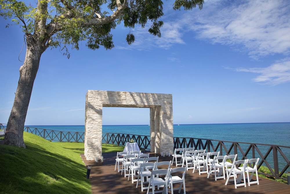 Royalton Negril, An Autograph Collection All-Inclusive Resort — Hotel building in Negril