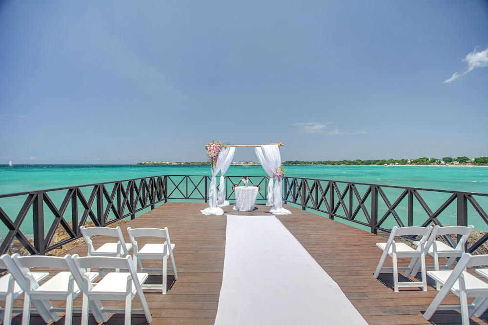 Royalton Negril, An Autograph Collection All-Inclusive Resort — Hotel building in Negril