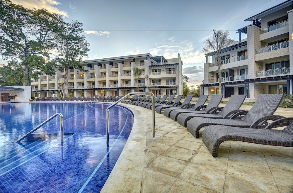 Royalton Negril, An Autograph Collection All-Inclusive Resort — Swimming pool in Negril