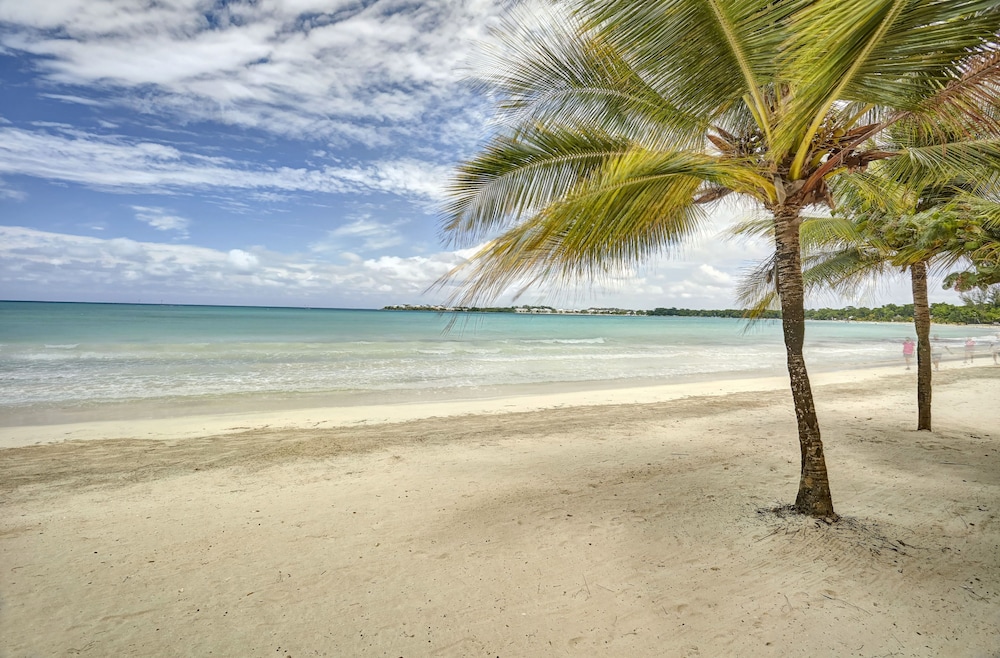 Royalton Negril, An Autograph Collection All-Inclusive Resort — Beach in Negril