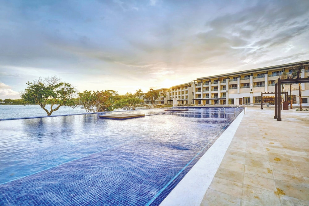 Royalton Negril, An Autograph Collection All-Inclusive Resort — Swimming pool in Negril