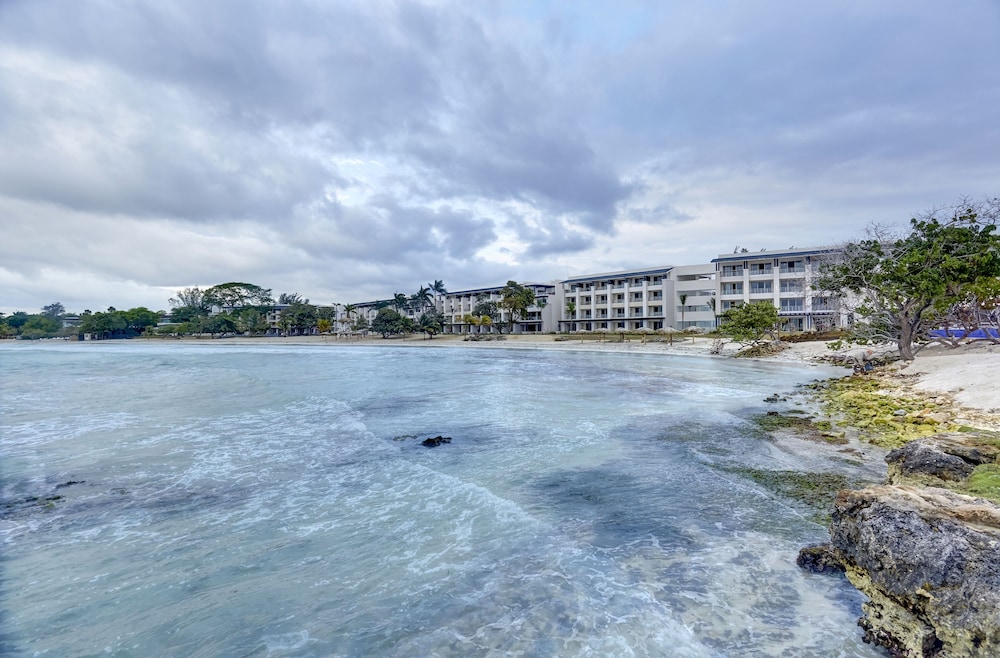 Royalton Negril, An Autograph Collection All-Inclusive Resort — Hotel building in Negril