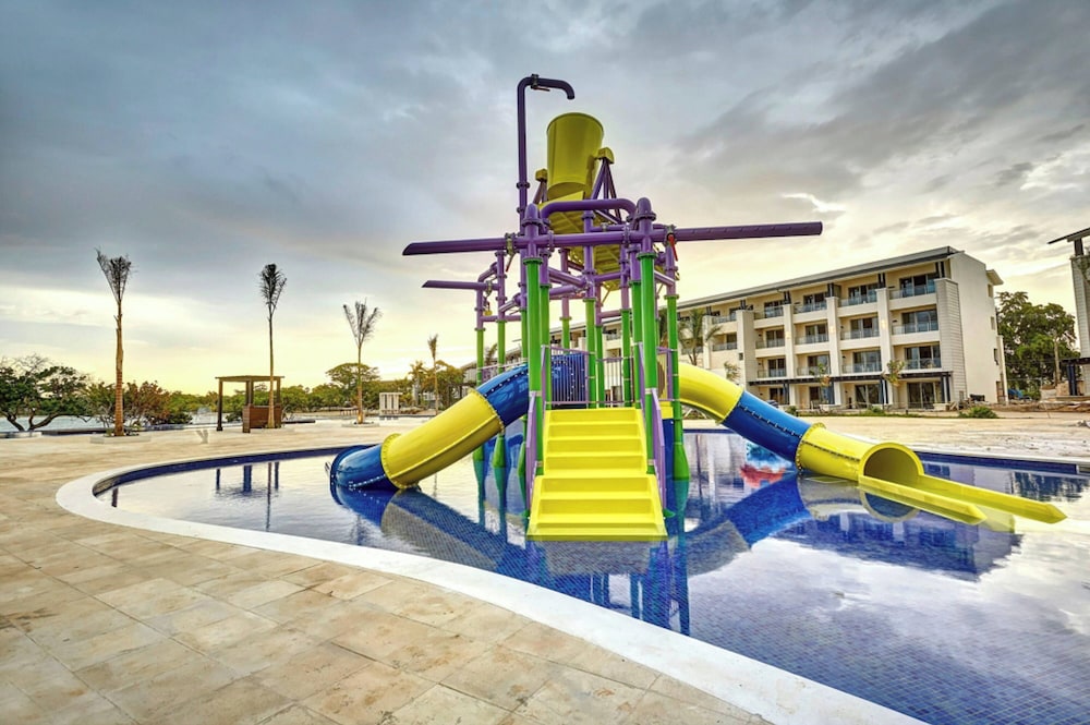 Royalton Negril, An Autograph Collection All-Inclusive Resort — Swimming pool in Negril