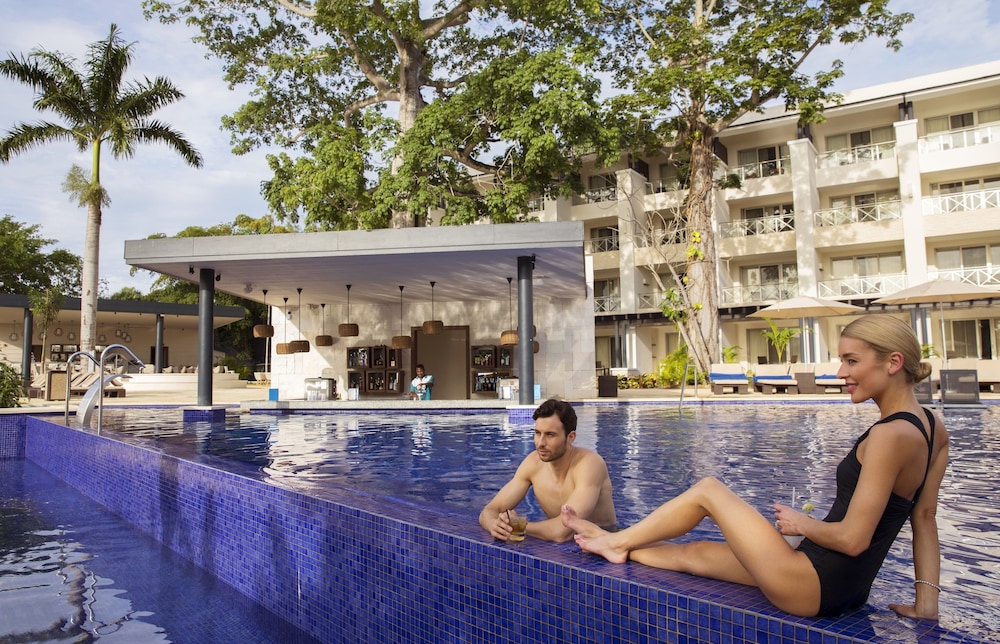 Royalton Negril, An Autograph Collection All-Inclusive Resort — Swimming pool in Negril