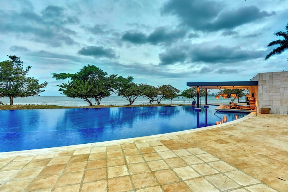 Royalton Negril, An Autograph Collection All-Inclusive Resort — Swimming pool in Negril