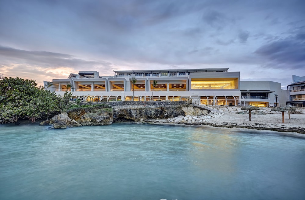 Royalton Negril, An Autograph Collection All-Inclusive Resort — Hotel building in Negril
