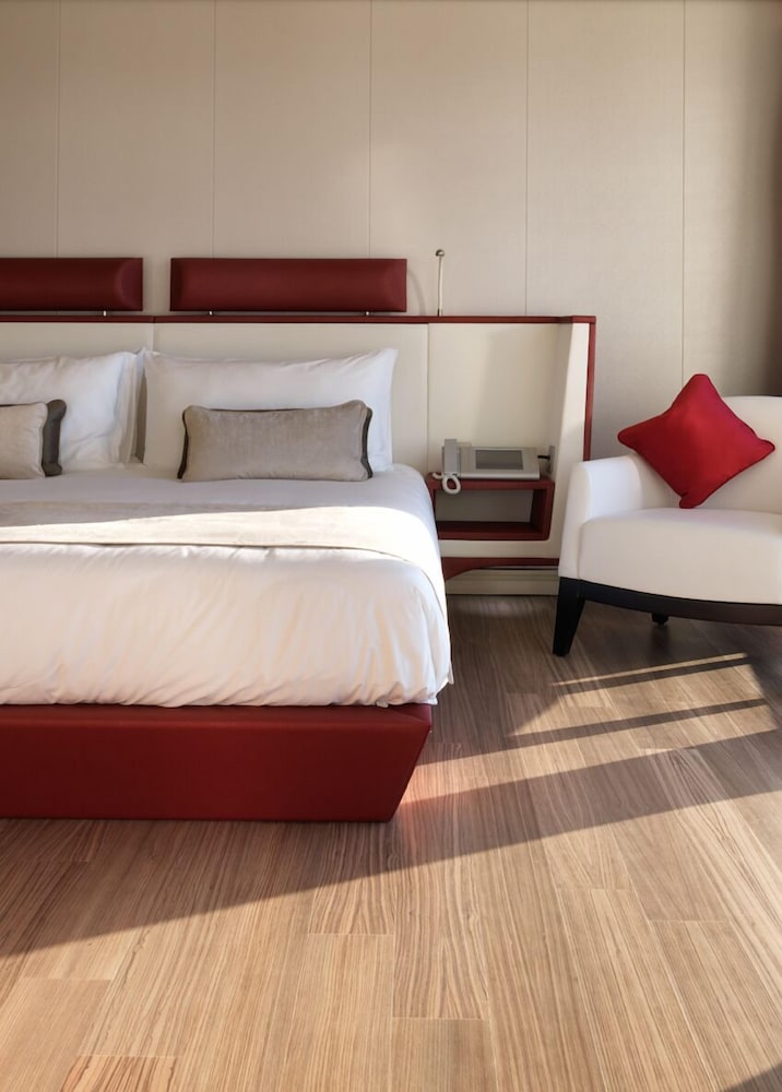 Sunborn Gibraltar Yacht Hotel Resort — Hotel rooms in Gibraltar
