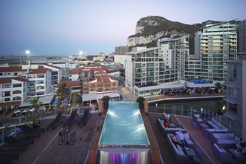 Sunborn Gibraltar Yacht Hotel Resort — Swimming pool in Gibraltar
