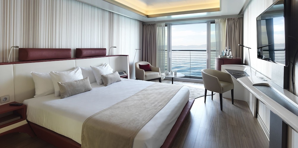 Sunborn Gibraltar Yacht Hotel Resort — Hotel rooms in Gibraltar