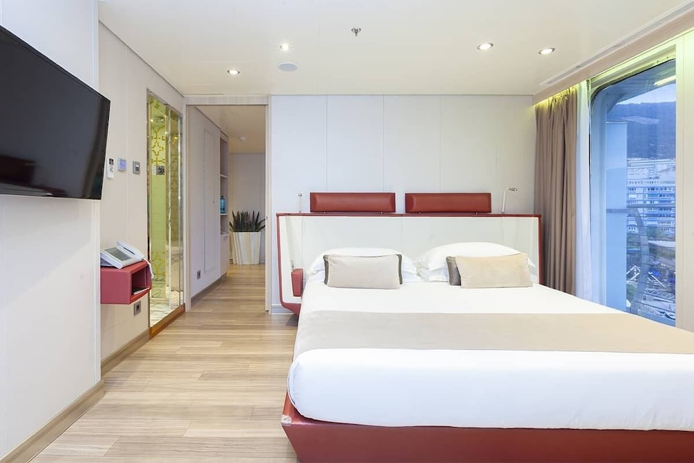 Sunborn Gibraltar Yacht Hotel Resort — Hotel rooms in Gibraltar