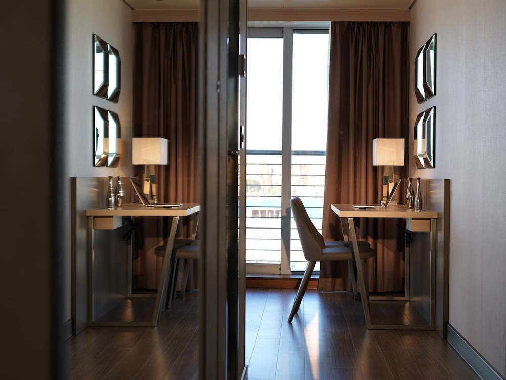 Sunborn Gibraltar Yacht Hotel Resort — Hotel rooms in Gibraltar