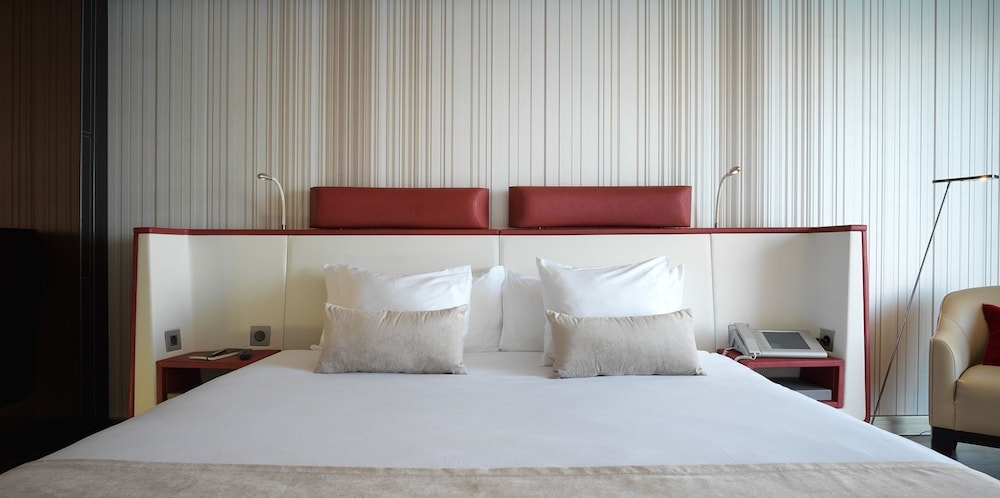 Sunborn Gibraltar Yacht Hotel Resort — Hotel rooms in Gibraltar