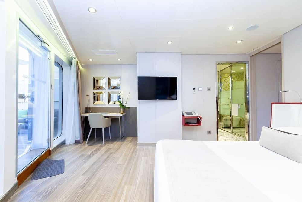 Sunborn Gibraltar Yacht Hotel Resort — Hotel rooms in Gibraltar