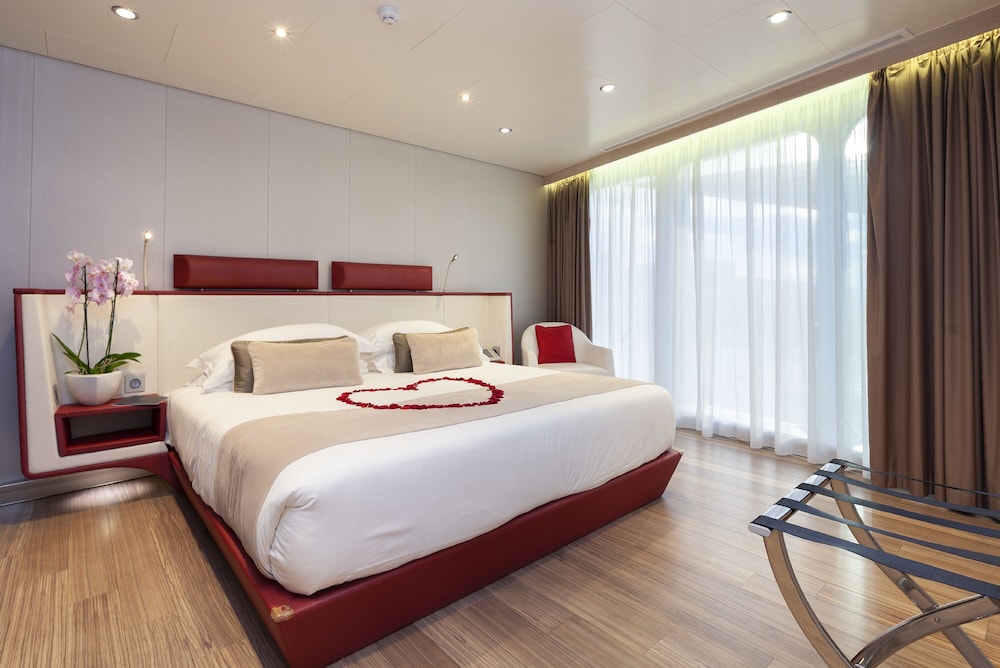Sunborn Gibraltar Yacht Hotel Resort — Hotel rooms in Gibraltar