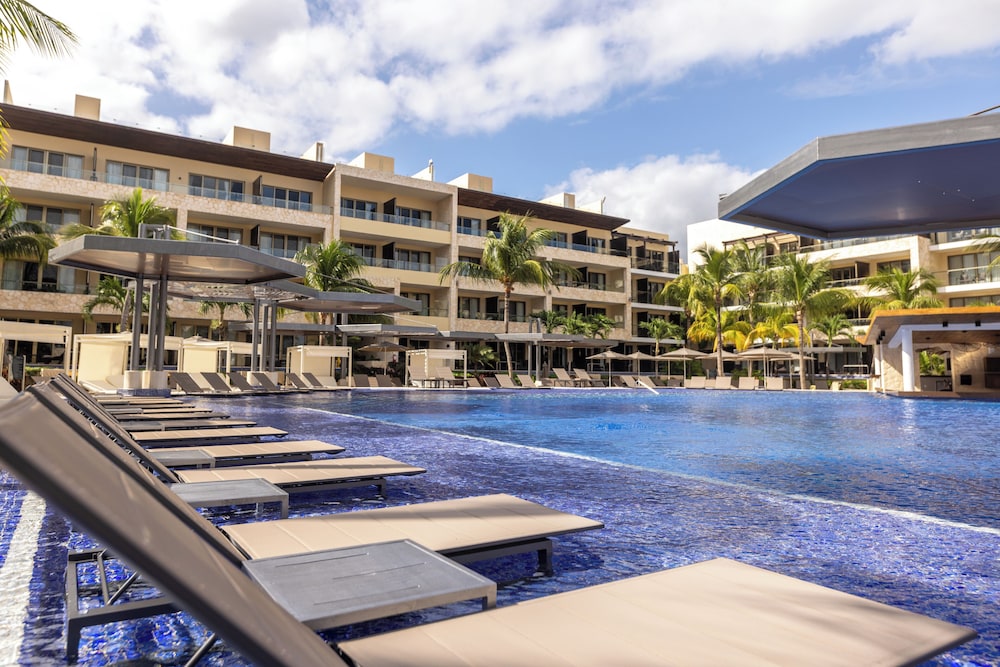 Royalton Hideaway Riviera Cancun, An Autograph Collection All-Inclusive Resort- Adults Only - Newly Renovated — Swimming pool in Puerto Morelos, Quintana Roo