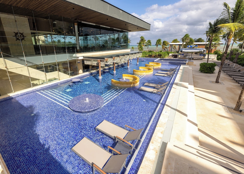 Royalton Hideaway Riviera Cancun, An Autograph Collection All-Inclusive Resort- Adults Only - Newly Renovated — Swimming pool in Puerto Morelos, Quintana Roo