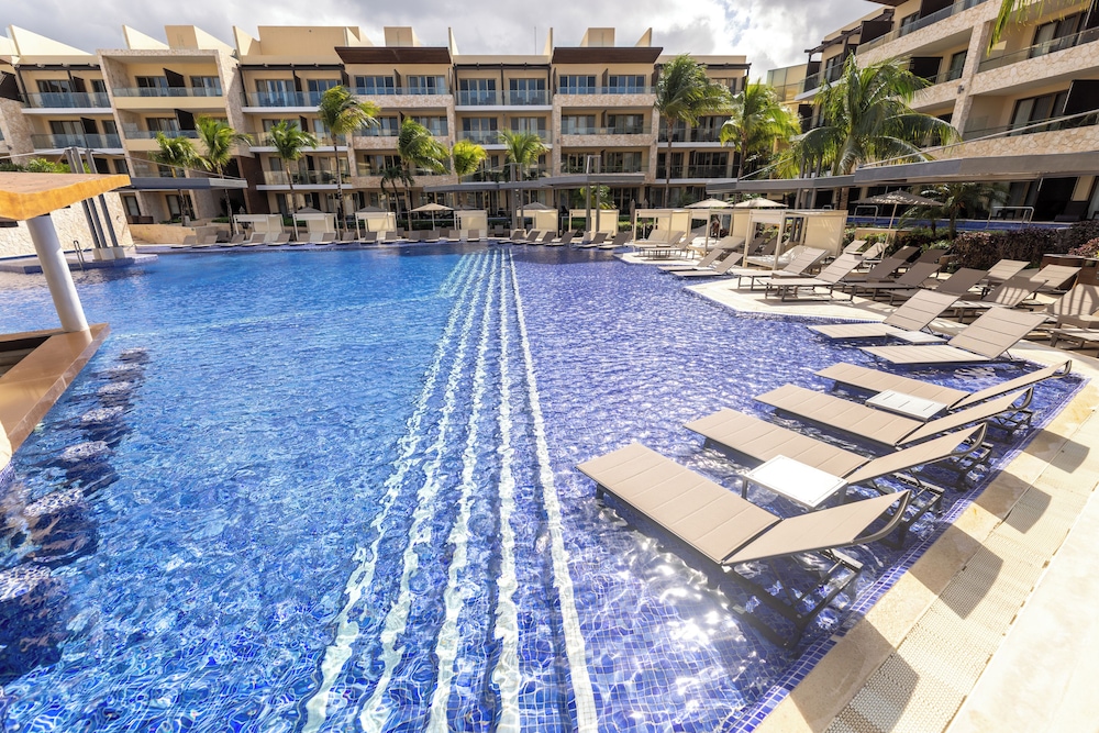 Royalton Hideaway Riviera Cancun, An Autograph Collection All-Inclusive Resort- Adults Only - Newly Renovated — Swimming pool in Puerto Morelos, Quintana Roo