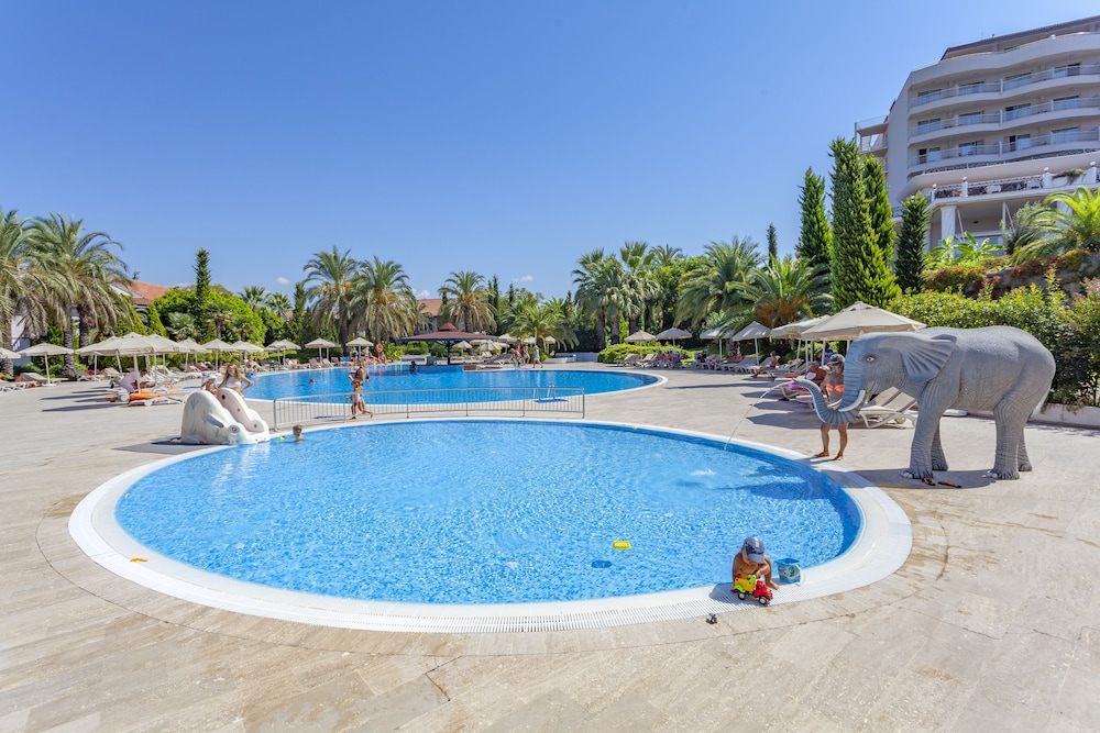 Sunrise Resort Hotel - All Inclusive — Swimming pool in Manavgat