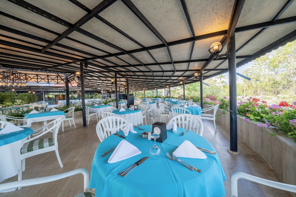 Sunrise Resort Hotel - All Inclusive — Restaurant & bars in Manavgat