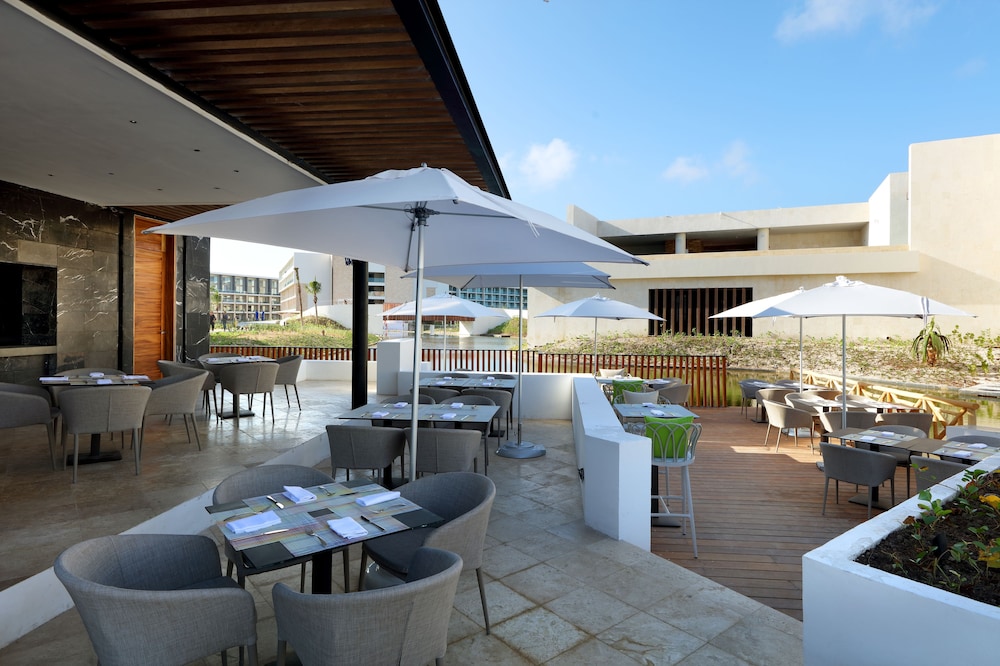 Family Selection at Grand Palladium Select Costa Mujeres - All Inclusive — Restaurant & bars in Playa Mujeres, Quintana Roo