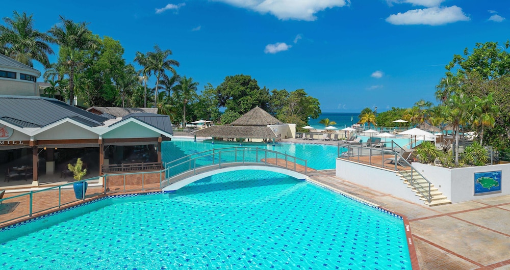 Beaches Jamaica Negril — Swimming pool in Negril