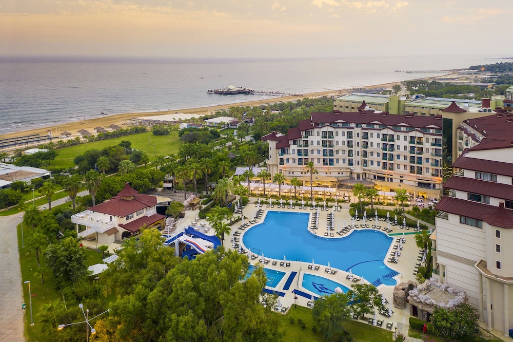 Bella Resort & Spa - All Inclusive — Swimming pool in Side