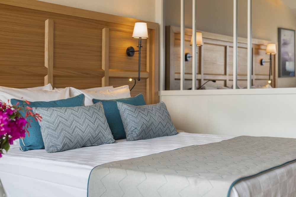 Bella Resort & Spa - All Inclusive — Hotel rooms in Side
