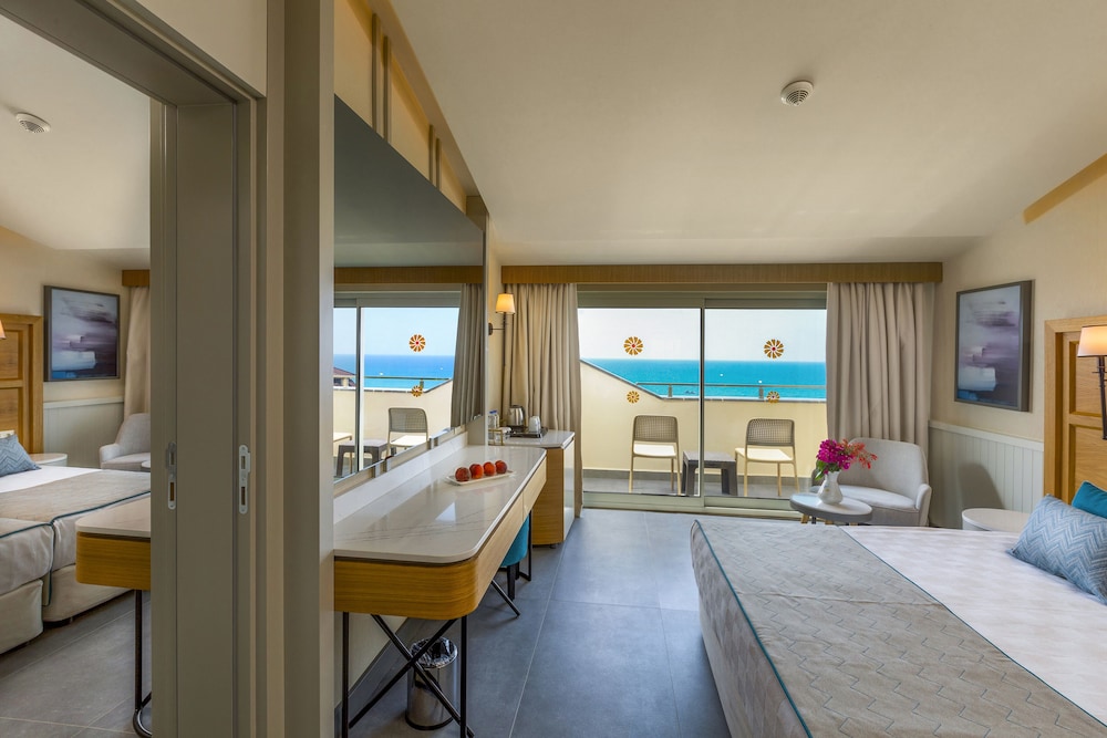 Bella Resort & Spa - All Inclusive — Hotel rooms in Side