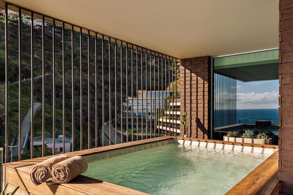 Saccharum Resort — Swimming pool in Calheta, Madeira