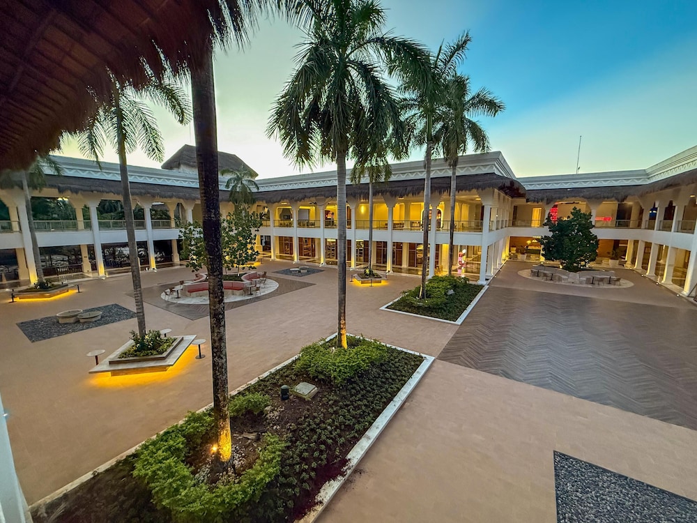 Grand Sunset Princess - All Inclusive — Hotel building in Playa del Carmen, Quintana Roo