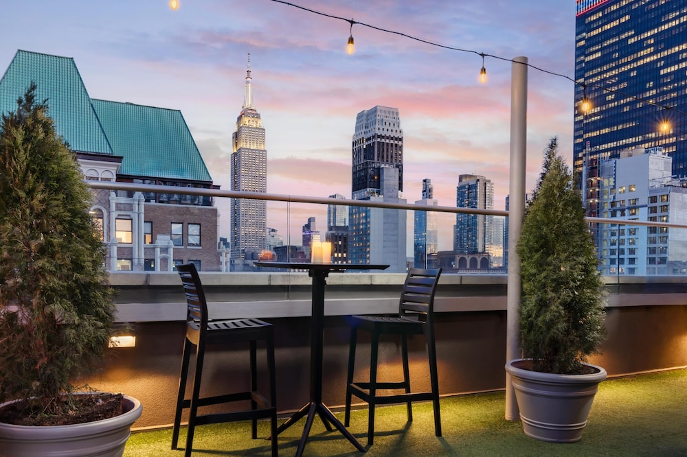Doubletree by Hilton New York Times Square South — Restaurant & bars in New York City, New York State
