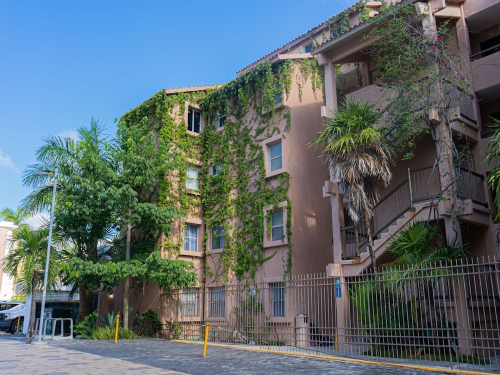 Tukan Hotel Playa del Carmen — Hotel building in Playa del Carmen, Quintana Roo