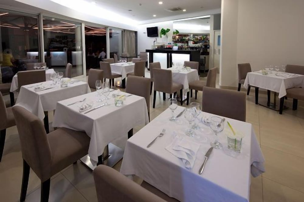 Hotel White Waters — Restaurant & bars in Machico, Madeira