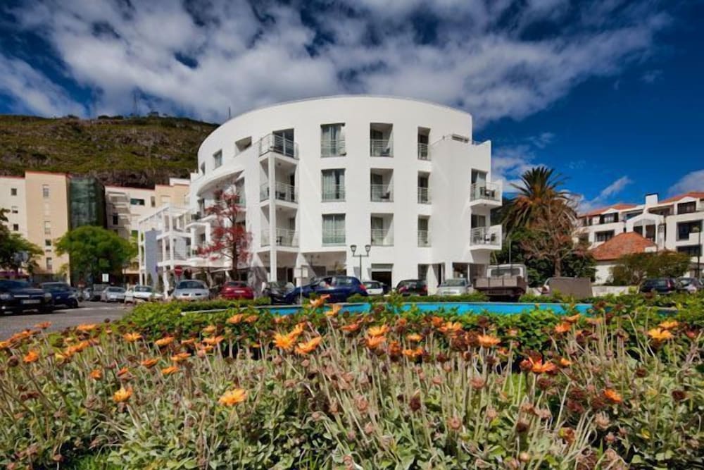 Hotel White Waters — Hotel building in Machico, Madeira