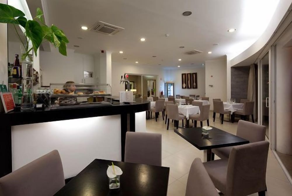 Hotel White Waters — Restaurant & bars in Machico, Madeira
