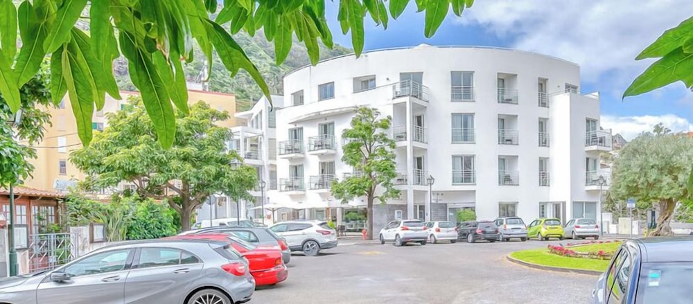 Hotel White Waters — Hotel building in Machico, Madeira