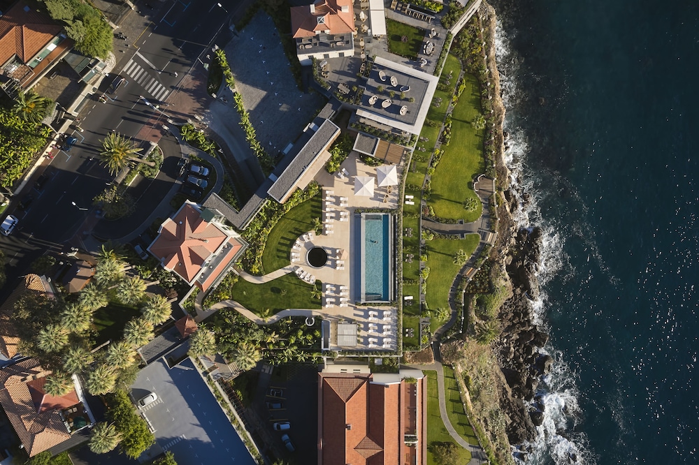 Les Suites at The Cliff Bay, by PortoBay