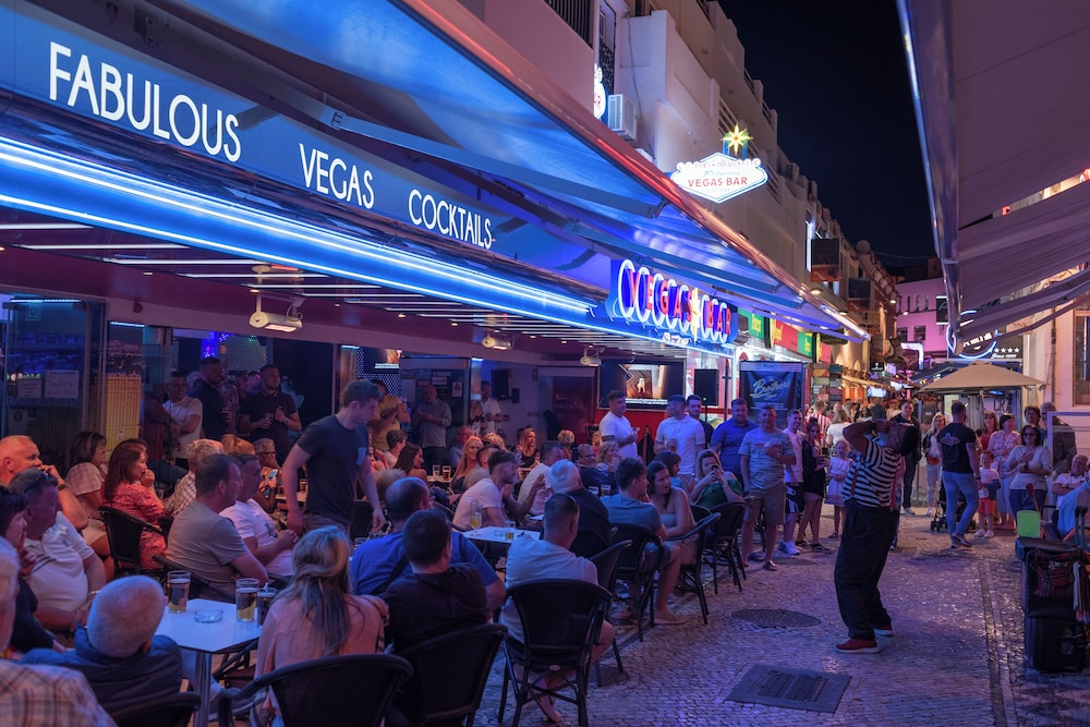 Hotel Indigo Albufeira by IHG — Restaurant & bars in Albufeira, Faro