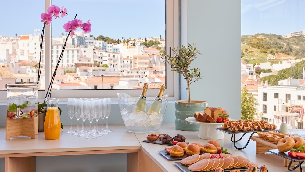 Hotel Indigo Albufeira by IHG — Restaurant & bars in Albufeira, Faro