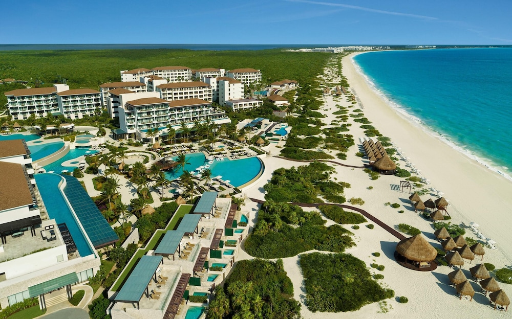 Dreams Playa Mujeres Golf & Spa Resort - All Inclusive — Hotel building in Playa Mujeres, Quintana Roo