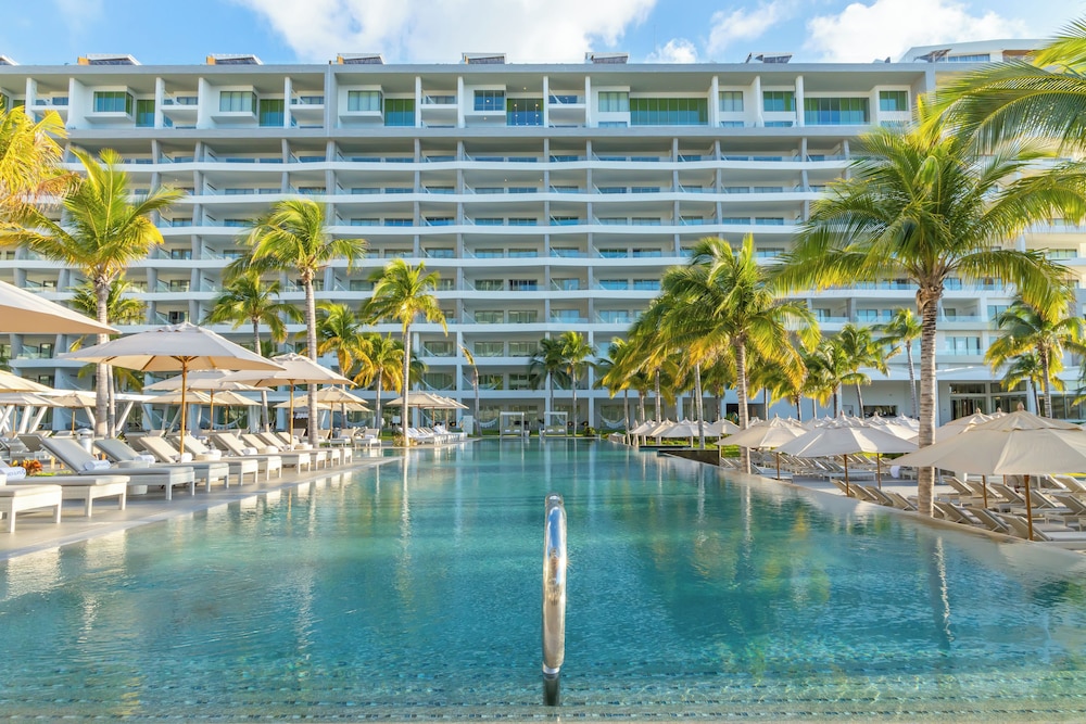 Garza Blanca Resort & Spa Cancun - All Inclusive — Hotel building in Playa Mujeres, Quintana Roo