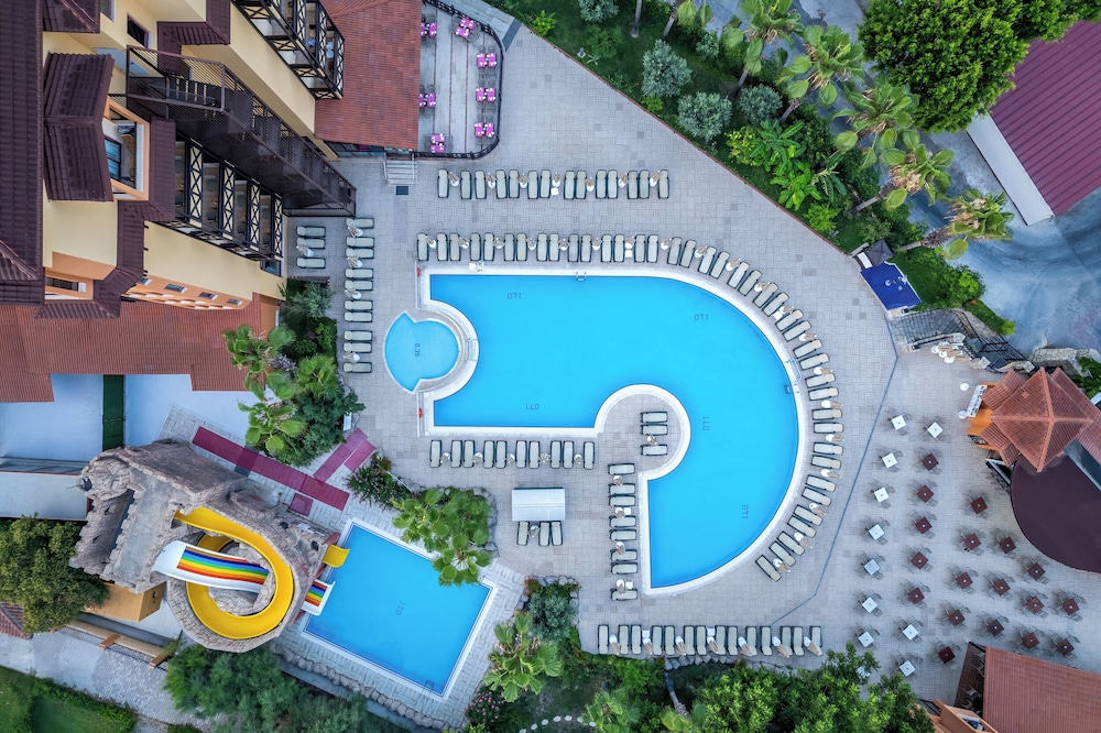 Villa Side Hotel — Swimming pool in Side
