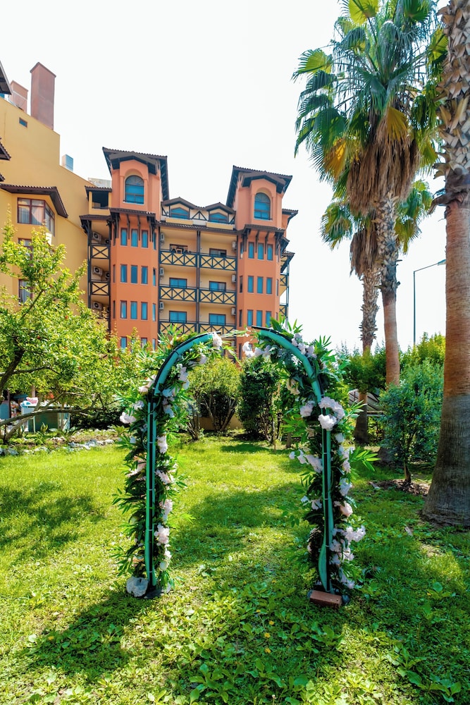 Villa Side Hotel — Hotel building in Side